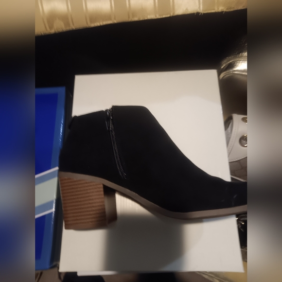 Shoes - Picture 3 of 4